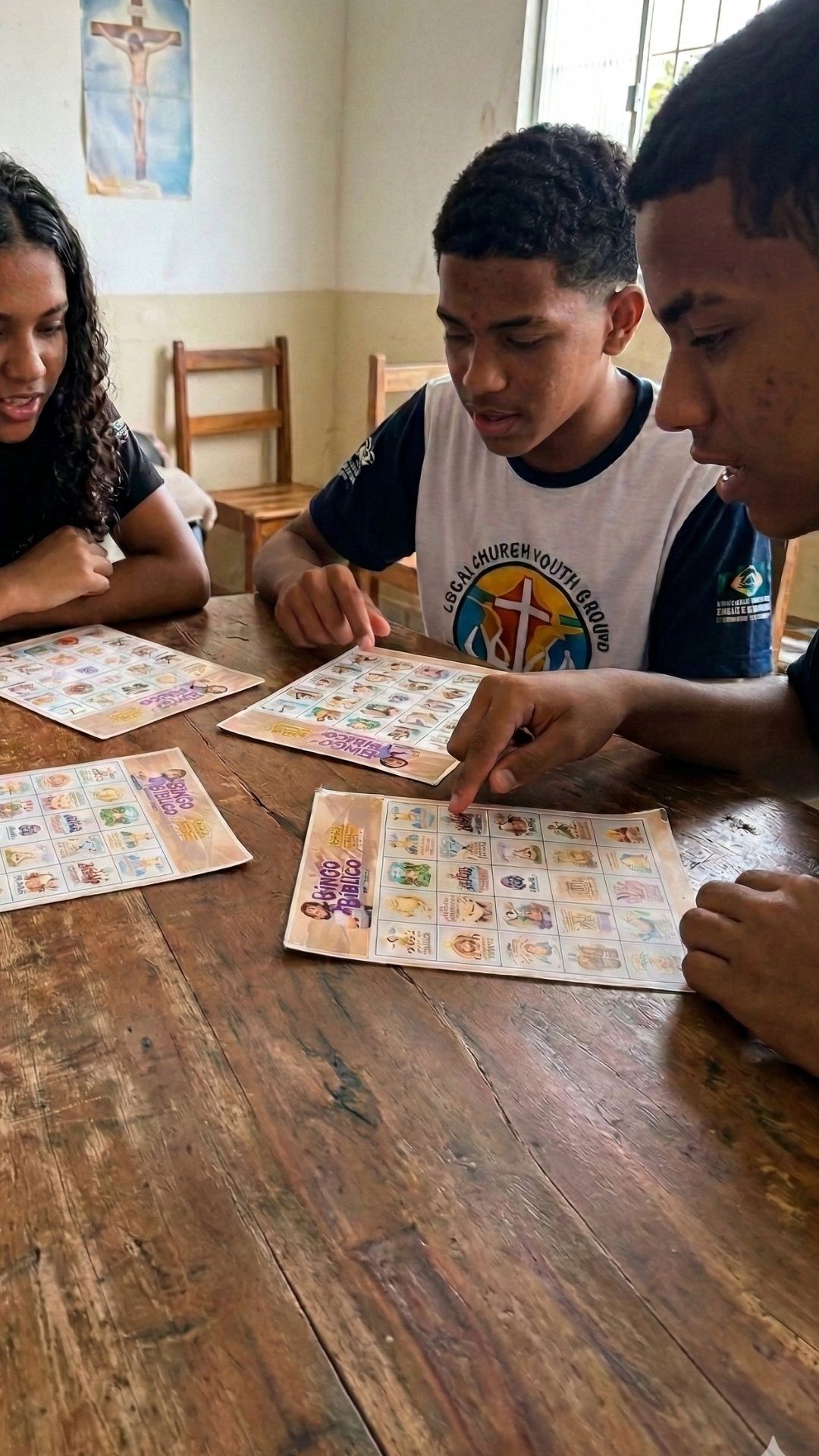 Família reunida jogando