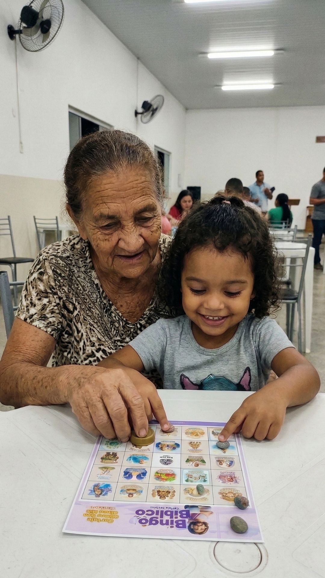 Vovó e criança jogando Bingo Bíblico